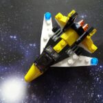 Zdjęcie przedstawia samolot odrzutowy z klocków LEGO