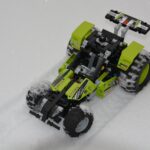 samochód z klocków lego na śniegu