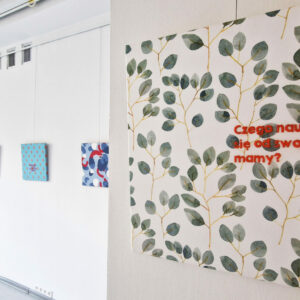 Zdjęcie przedstawiające wystawę haftu Gosi Samborskiej w Galerii Przytyk. Małe kwadratowe kolorowe płótna na białych ścianach.