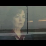 na obrazku kobieta patrząca w okno