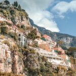 na zdjęciu pokazane niskie ujęcie budynków i domów na wybrzeżu Amalfi zrobione we Włoszech.