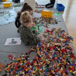 Dzieci bawią się klockami lego
