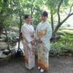 zdjęcie przedstawia dwie panie z Japonii