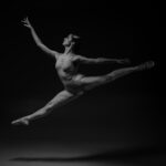 czarno białe zdjęcie baletnicy