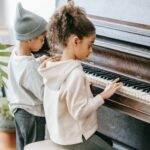 dzieci grające na fortepianie