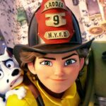 Uśmiechnięty człowiek w kasku strażackim wspina się po drabinie z wystraszonym psem na ramieniu