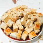 Na zdjęciu miska z tofu