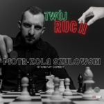 Na zdjęciu znajduje się mężczyzna, szachy oraz tekst Piotr Zola Szulowski Twój ruch
