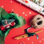 Na zdjęciu dekoracje świąteczne, papier oraz nożyczki
