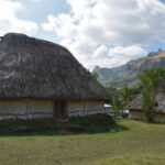 Na zdjęciu pokazany stary domek w górach