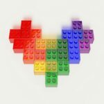 Na zdjęciu klocki Lego w kształcie serca