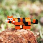 Zdjęcie przedstawia tygrysa z klocków Lego